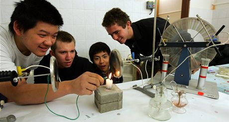 Studenti chebského gymnázia (zleva) Luu Tran Viet, Miroslav Kozák, Anh Vu Le Quy a Josef Hazi pi experimentu Flame v laboratoi.