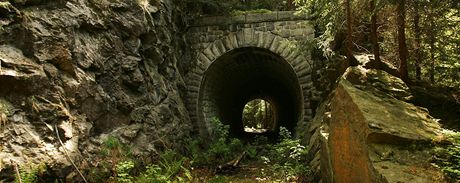 Cyklostezka z Ostrova do Jáchymova povede i bývalým elezniním tunelem.