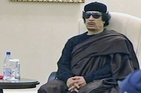 Libyjská televize odvysílala údajn erstvé zábry, jak Muammar Kaddáfí vyjednává s kmenovými vdci. 