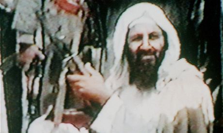 Usáma bin Ládin na archivním snímku z roku 2001 tímá kalanikov.