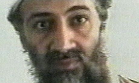éf al-Káidy Usáma bin Ládin na archivním snímku z roku 2001