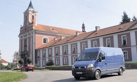 Kostel Narození Panny Marie ve típ. Severn od nj by se mly nacházet základy rozestavného klátera.