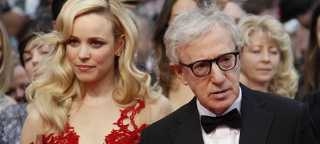 Rachel McAdamsov a Woody Allen na prezentaci filmu Plnoc v Pai v Cannes...