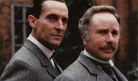 Edward Hardwicke (vpravo) v sérii o Sherlocku Holmesovi