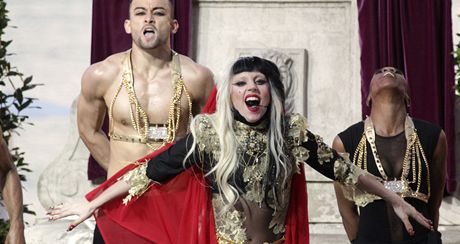 Lady Gaga pi svém vystoupení na filmovém festivalu v Cannes