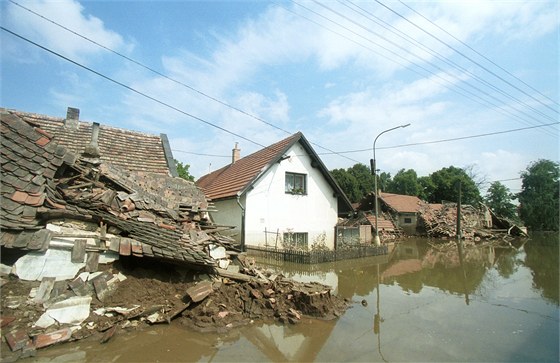 Povodnmi zniená obec Zálezlice na Mlnicku.