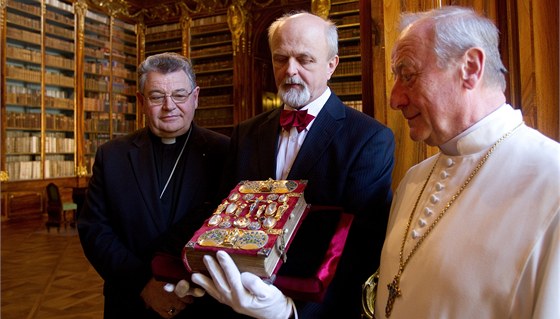 Opat Michael Josef Pojezdný (vpravo), arcibiskup Dominik Duka (vlevo) a Jan Bondra ze spolenosti Tempus Libri. 