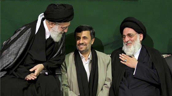 Zleva: Ajatolláh Chameneí, prezident Mahmúd Ahmadíneád a ajatolláh ahrudí (5....