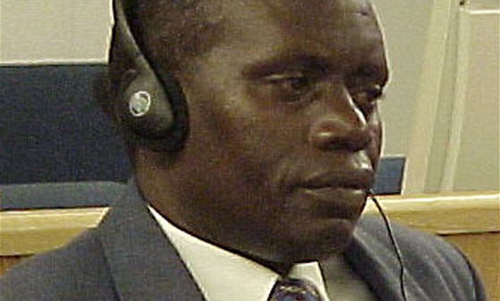 Bývalý éf rwandské armády Augustin Bizimungu ped tribunálem ICTR (17. kvtna 2011)