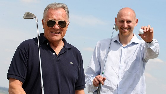 Bývalý volejbalista Marek Pakosta (vpravo) vlastní tréninkové golfové hit u Jihlavy. O areál se stará jeho tchán, legendární hokejista Jií Holík.