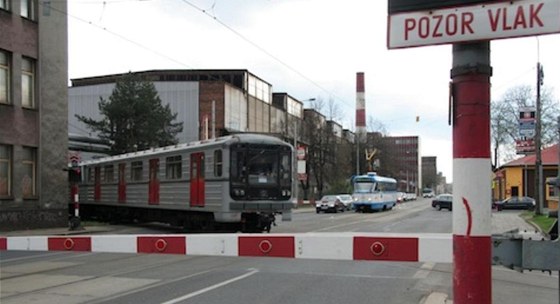 Sdružení Krkonošské metro získalo od pražského Dopravního podniku dva vyřazené vozy pražského metra, na kterých bude testovat ekologický a úsporný pohon.