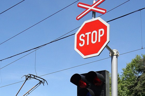 Přejezdy se semafory mohou zachránit lidské životy (ilustrační foto).