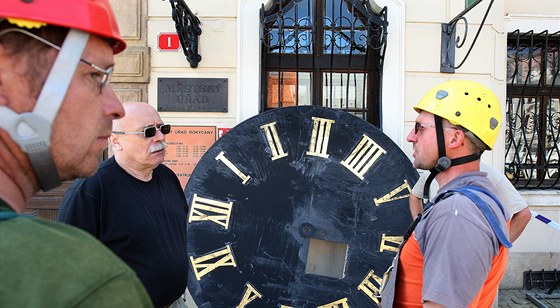 Sejmutí hodin z radniní ve v Rokycanech