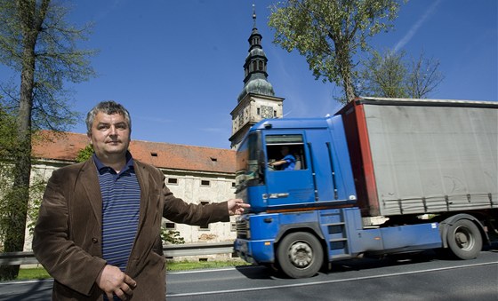 Starosta Zdeek Hanzlíek a dalí obyvatelé Plas netrpliv vyhlíejí stavbu nového obchvatu, který odvede z msta tranzitní dopravu.