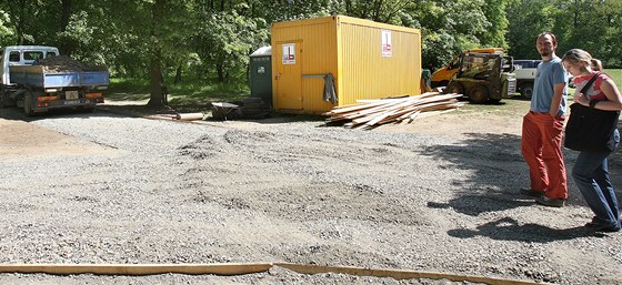 V Borském parku pokraují práce na rekonstrukci cest, skonit by mly do prázdnin 