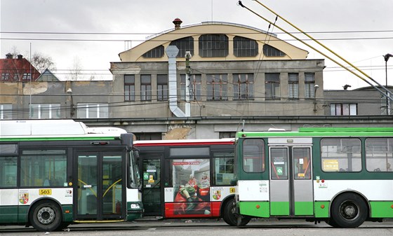 Souasné depo v Cukrovarské ulici u nevyhovuje. Plzeský dopravní podnik potebuje nutn nové zázemí