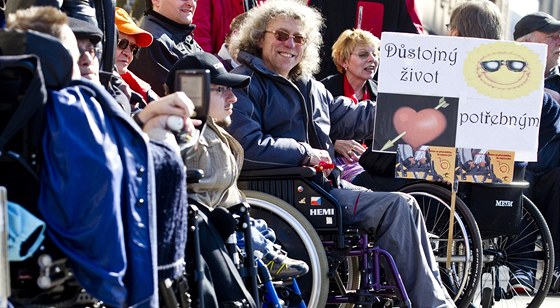 Zdravotn postiení protestovali v Praze proti pipravované reform. (22.3 2011)