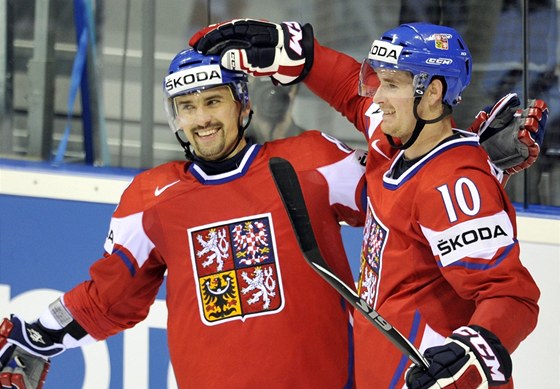 ÚSMVY. etí útoníci Tomá Plekanec (vlevo) a Roman ervenka se radují po gólu v ruské brán.