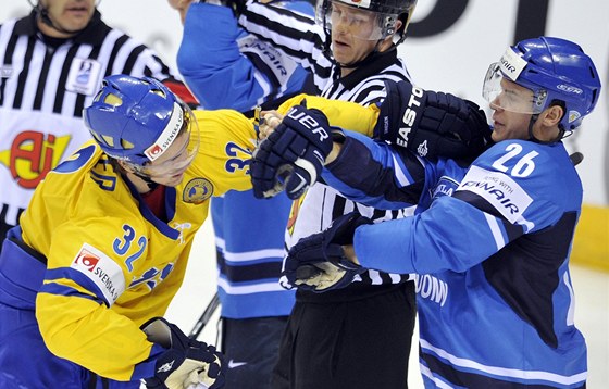 KONFLIKT. Švéd Marcus Krüger se postrkává s finským hokejistou  Jarkko Immonenem při finále MS.