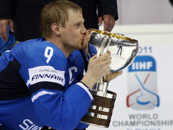 MISTROVSKÝ POLIBEK. Finský kapitán Mikko Koivu líbá trofej pro hokejové mistry svta.