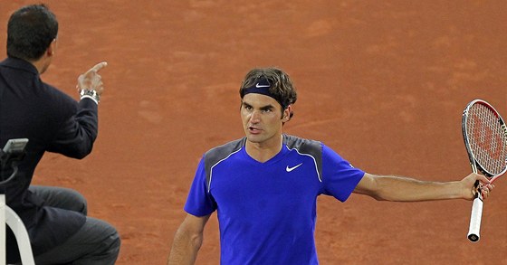 Roger Federer diskutuje s rozhodím v semifinále s Nadalem na turnaji v Madridu