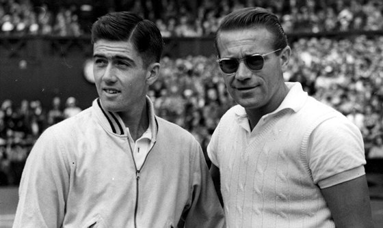 Ken Rosewall (vlevo) a Jaroslav Drobný ped finále Wimbledonu 1954