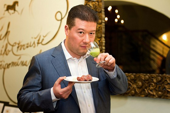 Tomio Okamura degustuje na souti Jak chutná Praha; duben 2011 