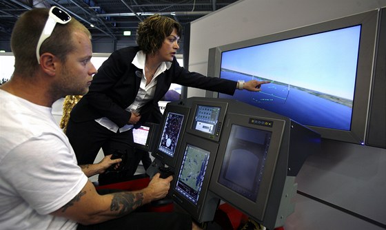 Návtvníci veletrhu Idet v Brn si mohou vyzkouet i simulátor letu se stíhacéím letounem, který poítá kody, které pilot nepíteli zpsobil.