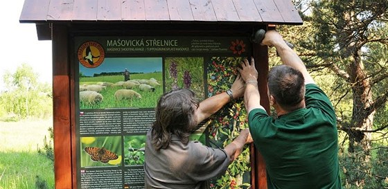 Stráci Národního parku Podyjí instalují na Maovické stelnici jeden z 26 nových infopanel.