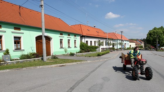 Ped 17 lety byly Petrvky tém vybydlenou vesnicí. Dnes patí mezi pt nejbohatích obcí v celé republice.