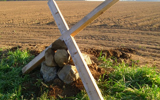 19. května 2011, v den 66. výročí poválečné tragédie v Dobroníně, se na louce Budínka objevilo torzo kříže, který uctil památku zavražděných Němců.