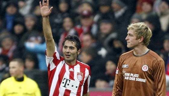 JÁ HO DAL! Hamit Altintop, fotbalový záloník Bayernu Mnichov, slaví svj gól v zápase proti St. Pauli. 