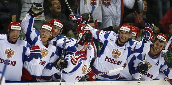 PARÁDA, KONEČNĚ GÓL. Ruští hokejisté se radují po vyrovnávací brance proti Kanadě. 
