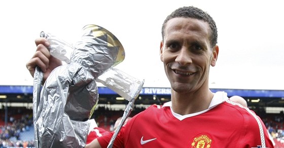 SNAD NÁM DAJÍ HEZÍ. Obránce Manchesteru United Rio Ferdinand pózuje s nafukovací replikou mistrovského poháru.