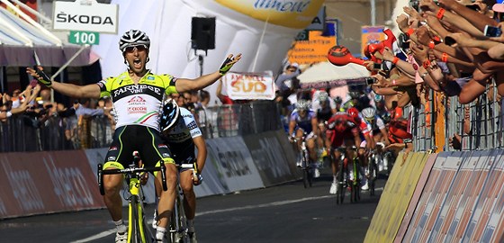 HURÁ, VYHRÁL JSEM! Ital Oscar Gatto zvedá ruce nad hlavu poté, co zvítzil v osmé etap Gira d'Italia.