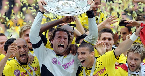 JE TO DOMA! Hrái Dortmundu se radují ze zisku nmeckého titulu.