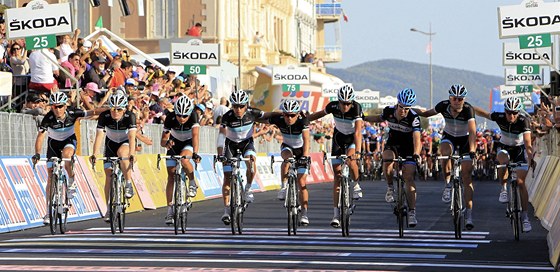 ZA KAMARÁDA. lenové týmu Leopard projeli spolen cílem 4. etapy cyklistického Gira.
