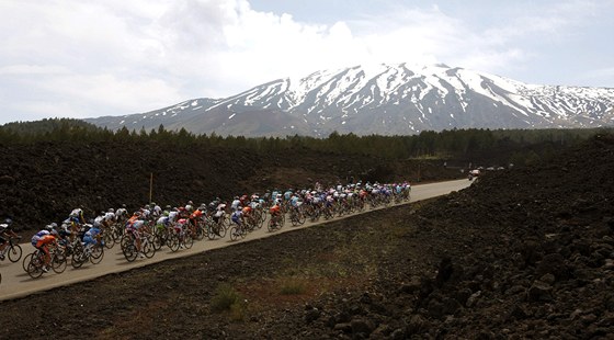 Peloton Gira by ml letos znovu zamíit na vrcholek Etny. U ve tetí etap?  