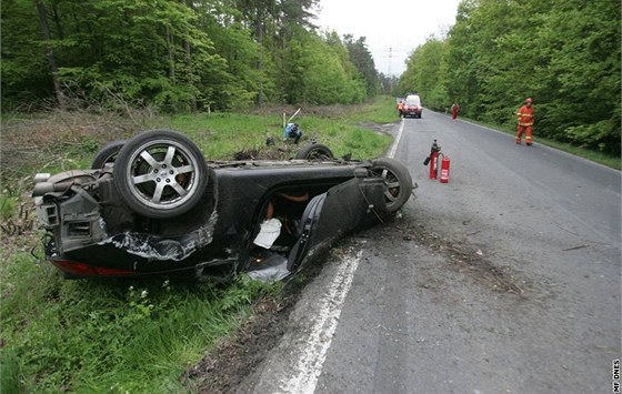 Pi automobilových závodech na Berounsku vlétl vz mezi diváky