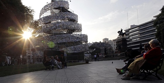 Lidé vysedávají ped novou babylonskou ví, která argentiská sochaka Marta Minujínová postavila v Buenos Aires.