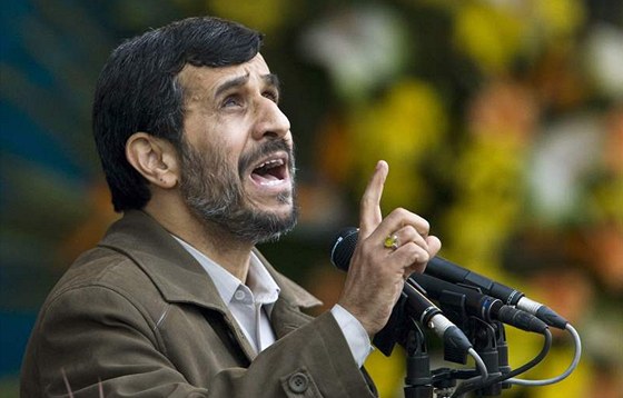 Íránský prezident Ahmadíneád u zná dvod sucha, které suuje jeho zemi. Ilustraní