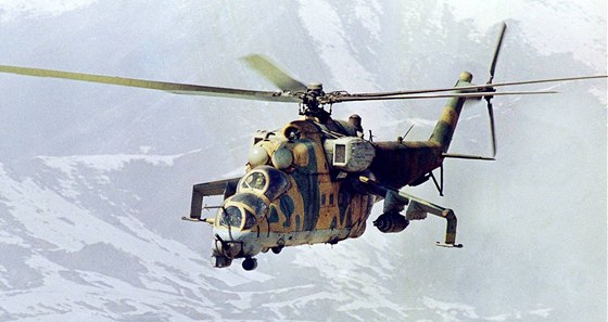 Sovtský bitevní vrtulník Mi-24 nad afghánskými horami nedaleko Kábulu. (8....
