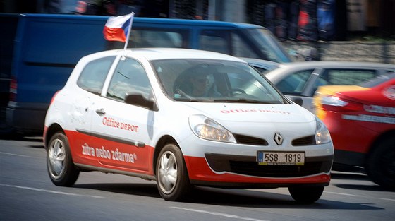 České vlaječky na autech v Praze před hokejovým utkáním s USA. (11. května 2011)