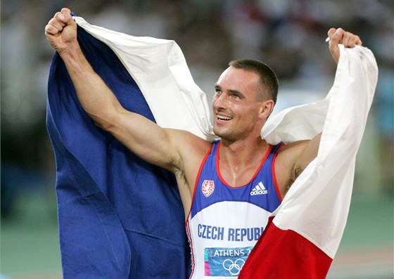 Desetiboja Roman ebrle se raduje ze zlaté olympijské medaile v Aténách 2004.