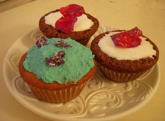 Cupcakes jsou rzn ozdobené muffiny, teba i jedlými kvty. (Ilustraní snímek)