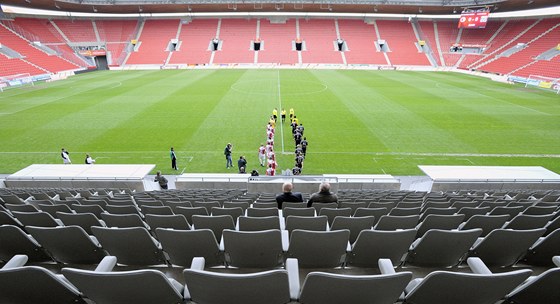 PRO A PRO KOHO? Zpas fotbalist Slavie a Pbrami se hrl bez divk. Pi nstupu na velk stadion se hrm mon honily v hlav rzn otzky.