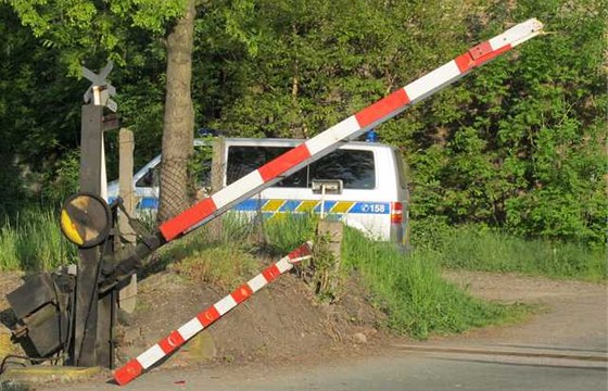 Cyklistou zlomená závora na pejezdu ve Smiicích