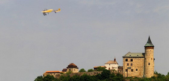 Replika Kašparova letounu Blériot nad Kunětickou horou