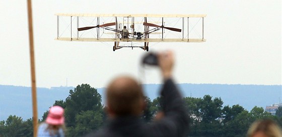 Replika prvního motorového letadla Wright pi Aviatickém dnu v Kunticích (14. kvtna 2011)