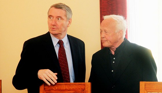 Petr Suchomel (vpravo), jen z obalovaných za smrt parautisty, u chrudimského soudu (16. kvtna 2011)
